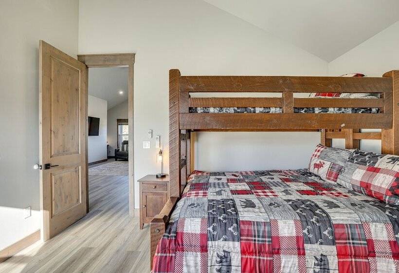 Spacious Mccall Home W/ Private Lake Access!