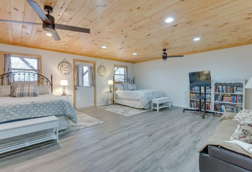 Spacious Murphy Retreat W/ Decks & Game Room!