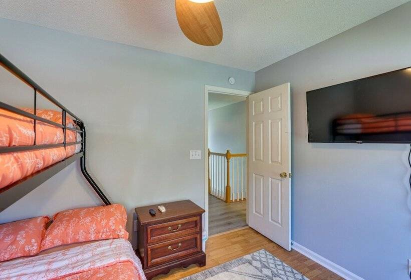 North Charleston Home Near Shopping & Dining!