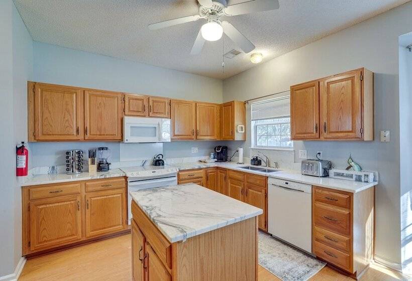 North Charleston Home Near Shopping & Dining!