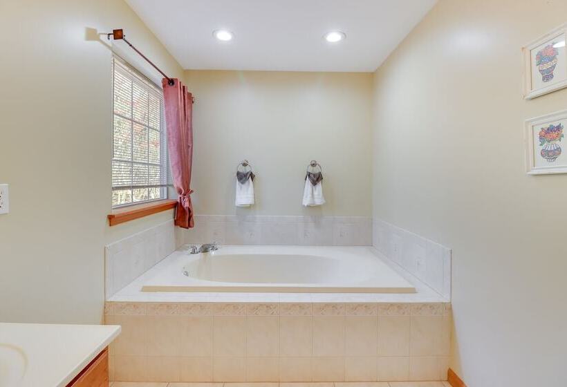 Spacious Poconos Home ~ 12 Mi To Camelback Resort!