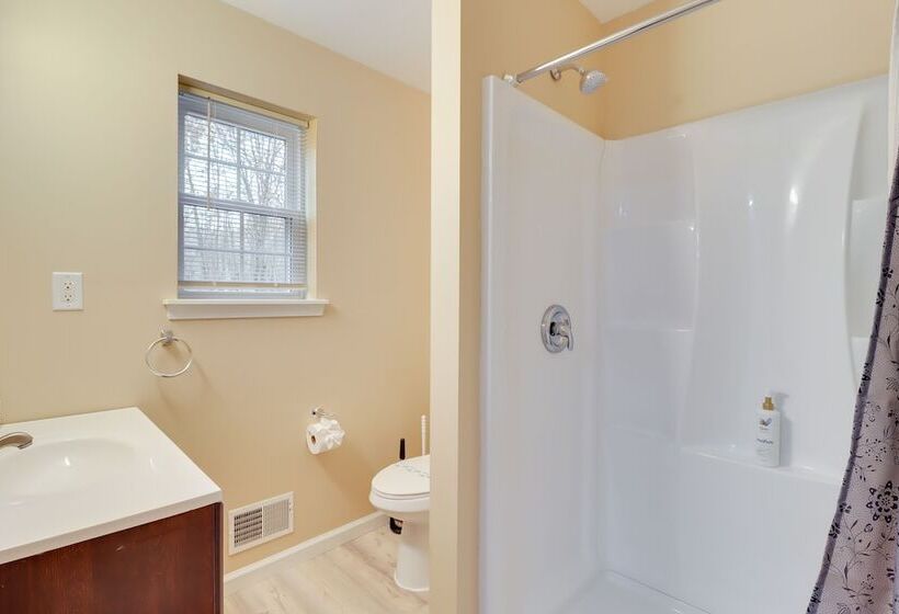 Spacious Poconos Home ~ 12 Mi To Camelback Resort!