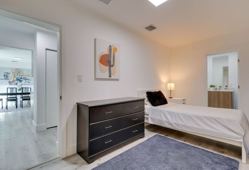Spacious + Serene Miami Home: Walk To Metrorail!