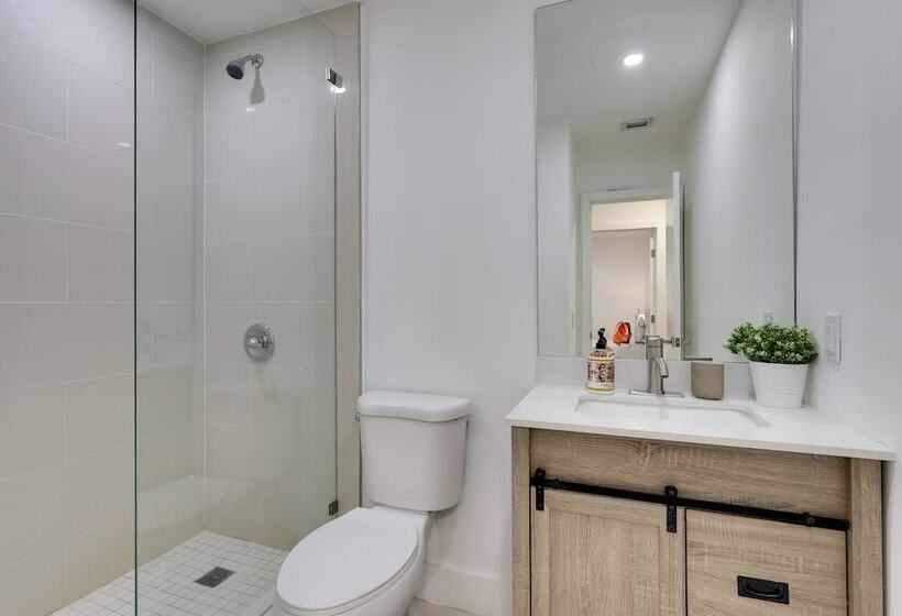 Spacious + Serene Miami Home: Walk To Metrorail!