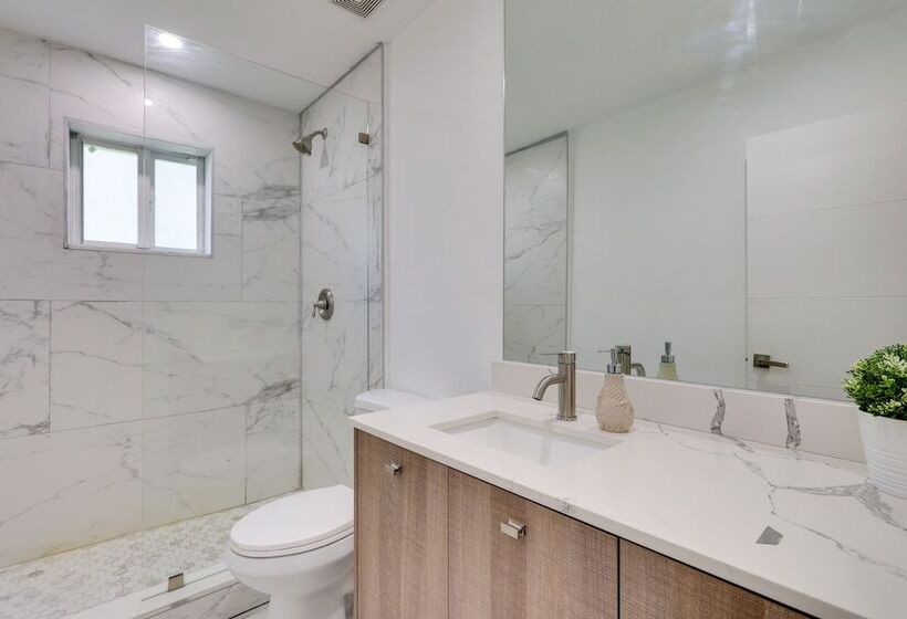 Spacious + Serene Miami Home: Walk To Metrorail!