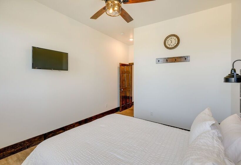 Spacious South Dakota Retreat Near Golfing!