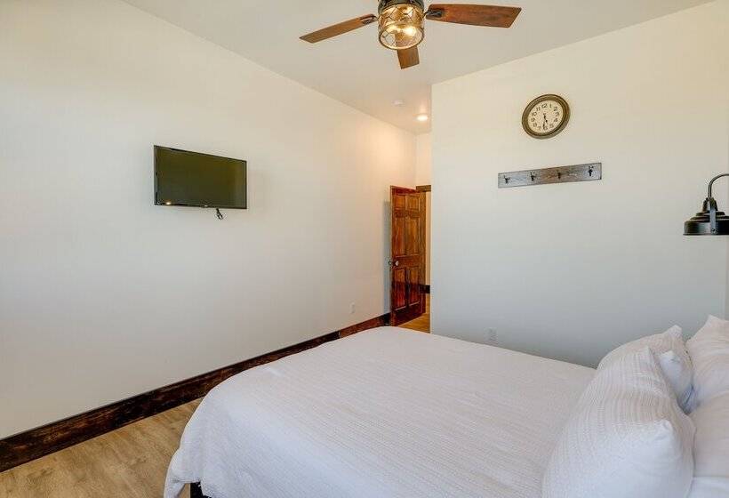 Spacious South Dakota Retreat Near Golfing!