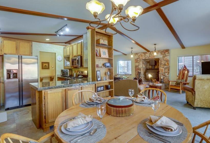 Spacious Tahoe Vista Cabin: Hot Tub, Walk To Beach