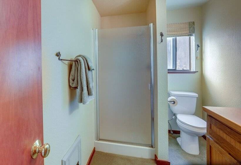 Spacious Tahoe Vista Cabin: Hot Tub, Walk To Beach