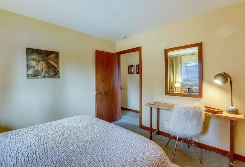 Spacious Tahoe Vista Cabin: Hot Tub, Walk To Beach