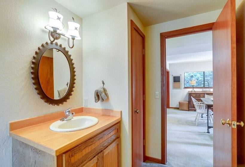 Spacious Tahoe Vista Cabin: Hot Tub, Walk To Beach