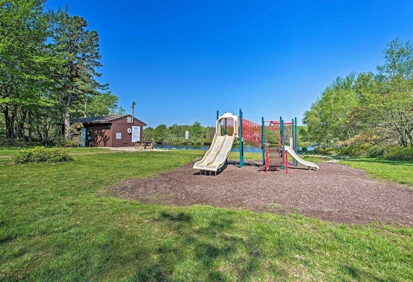 Stellar Long Pond Home With Hot Tub And Fire Pit!