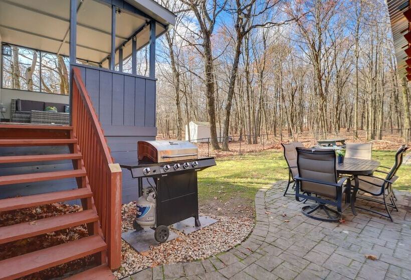 Stellar Long Pond Home With Hot Tub And Fire Pit!