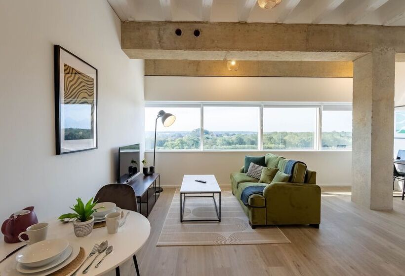 Stunning City View Apartments In Milton Keynes, Central Location Close To Everything, Free Parking