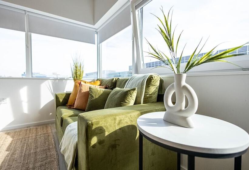 Stunning City View Apartments In Milton Keynes, Central Location Close To Everything, Free Parking