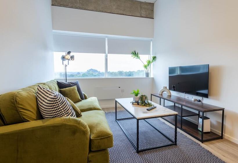 Stunning City View Apartments In Milton Keynes, Central Location Close To Everything, Free Parking