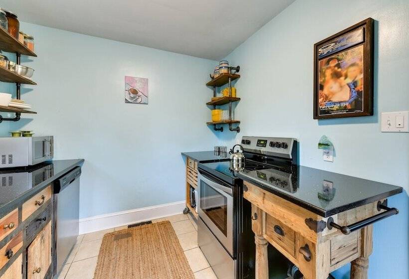 Stylish Charlotte Home W/ Smart Tv: 1 Mi To Noda!