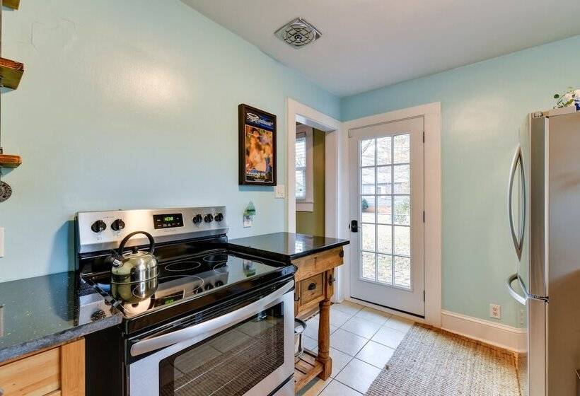 Stylish Charlotte Home W/ Smart Tv: 1 Mi To Noda!