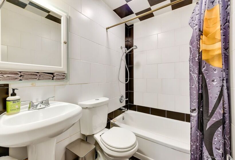 Stylish Charlotte Home W/ Smart Tv: 1 Mi To Noda!