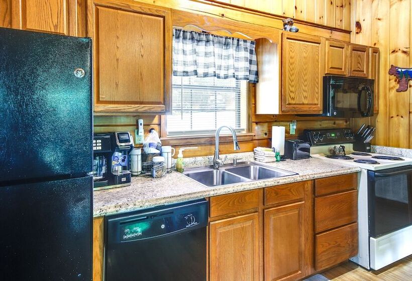 Tennessee Cabin W/ Balcony, Hot Tub & Pool Access!