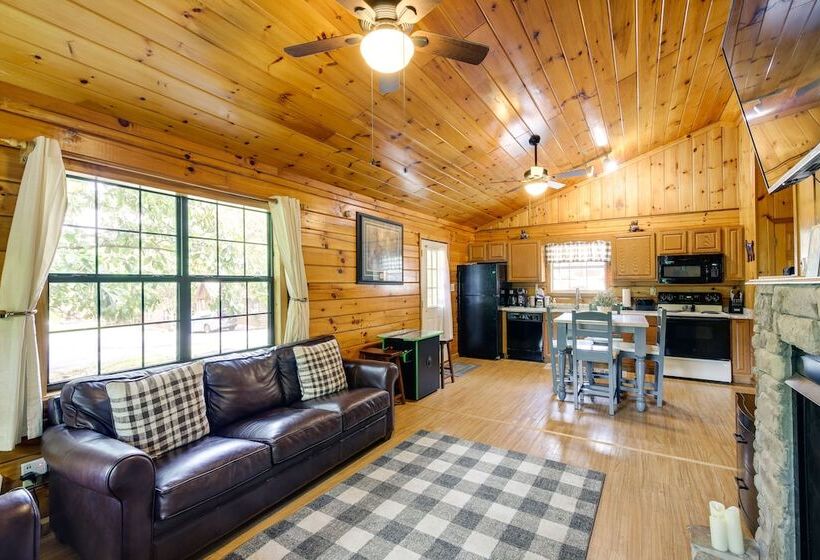 Tennessee Cabin W/ Balcony, Hot Tub & Pool Access!