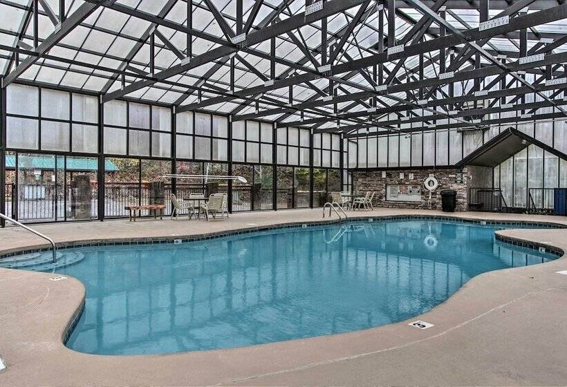 Tennessee Cabin W/ Balcony, Hot Tub & Pool Access!