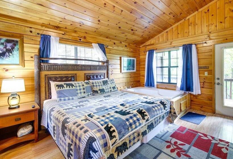 Tennessee Cabin W/ Balcony, Hot Tub & Pool Access!