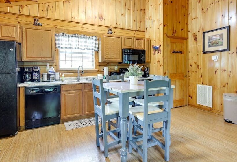 Tennessee Cabin W/ Balcony, Hot Tub & Pool Access!