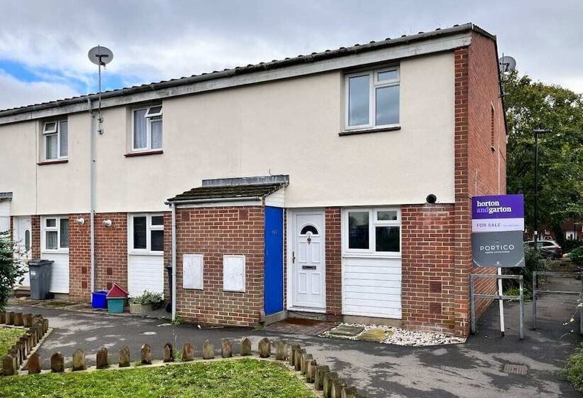 The Chiswick Escape   Lovely 2bdr House With Garden