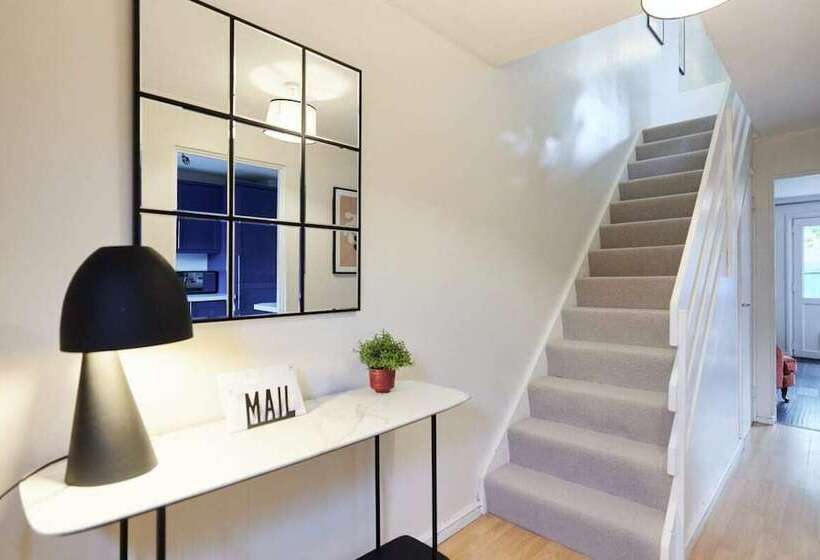 The Chiswick Escape   Lovely 2bdr House With Garden