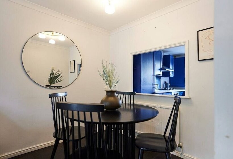 The Chiswick Escape   Lovely 2bdr House With Garden