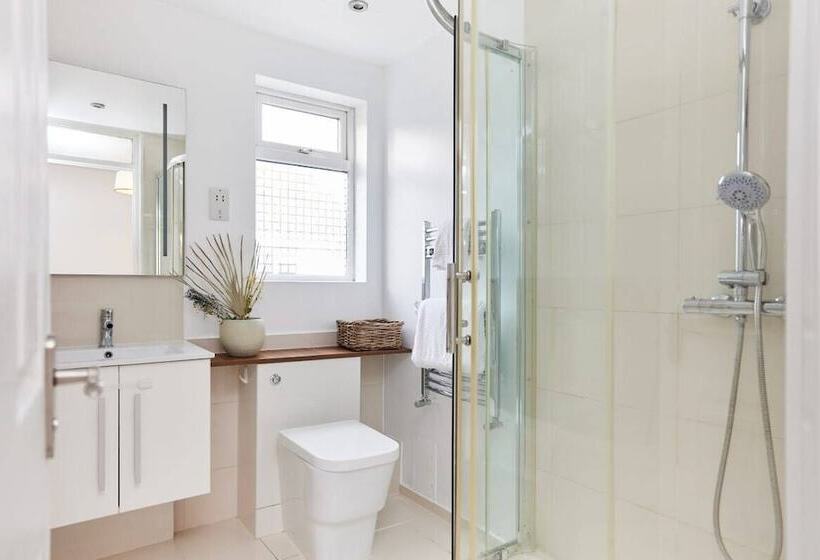 The Chiswick Escape   Lovely 2bdr House With Garden