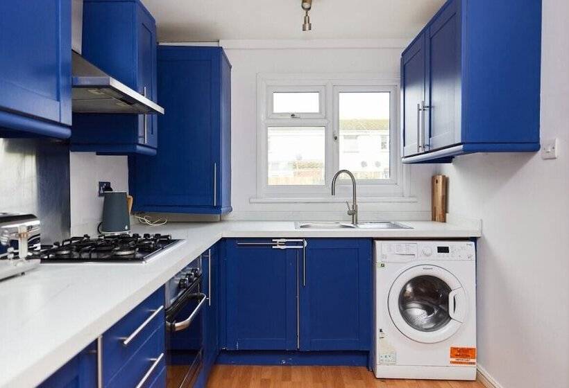 The Chiswick Escape   Lovely 2bdr House With Garden