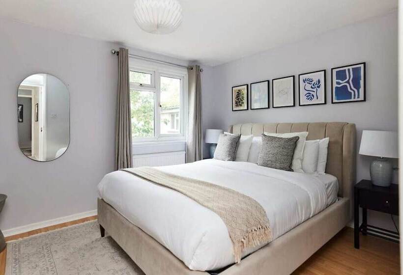 The Chiswick Escape   Lovely 2bdr House With Garden