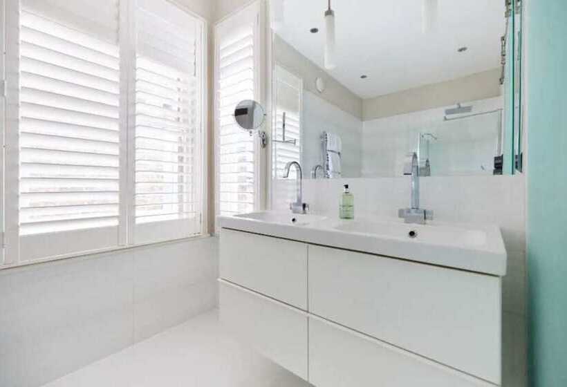 The Ealing Space Classy 5bdr House With Garden And Parking