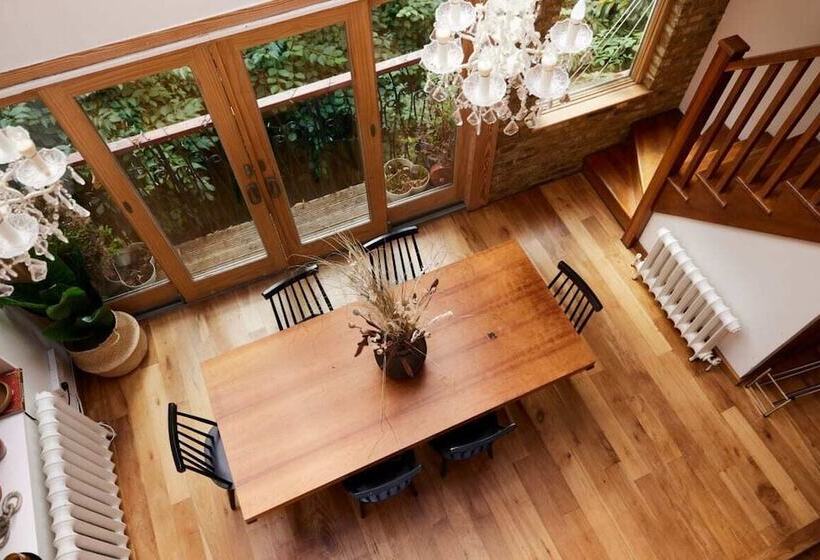 The Hampstead Wonder   Spacious 4bdr House With Balcony