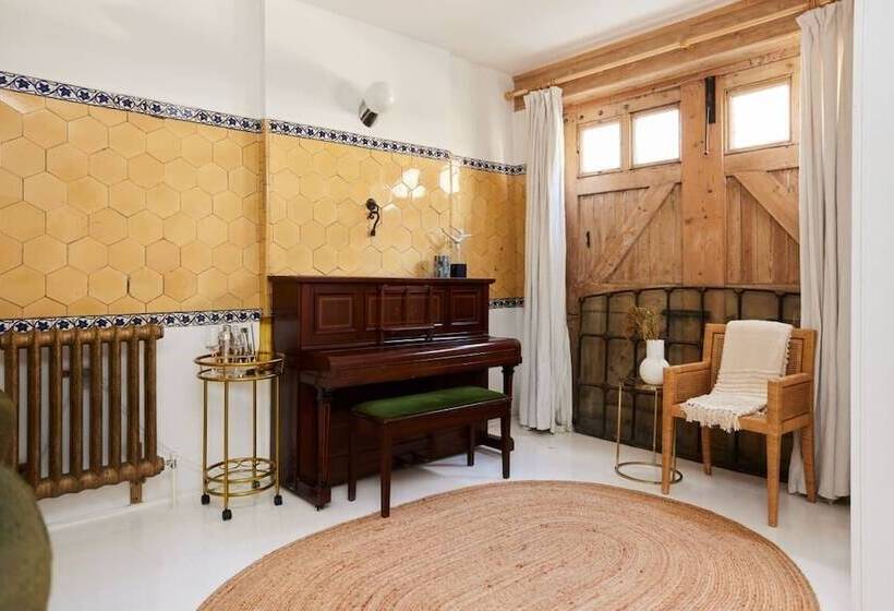 The Hampstead Wonder   Spacious 4bdr House With Balcony