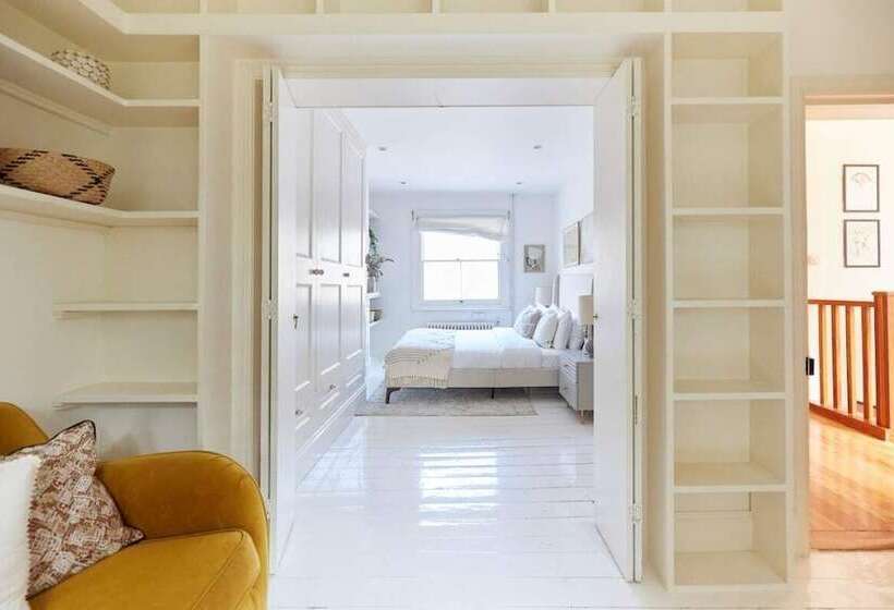 The Hampstead Wonder   Spacious 4bdr House With Balcony