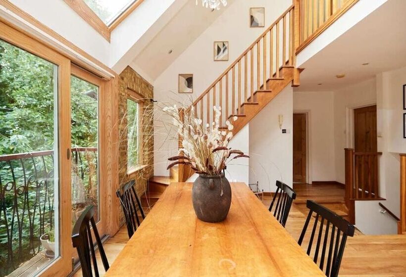 The Hampstead Wonder   Spacious 4bdr House With Balcony