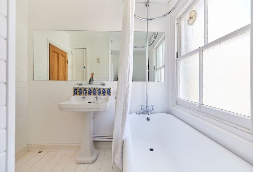 The Hampstead Wonder   Spacious 4bdr House With Balcony