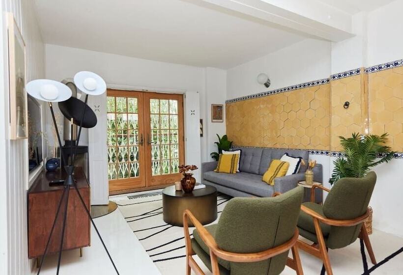 The Hampstead Wonder   Spacious 4bdr House With Balcony