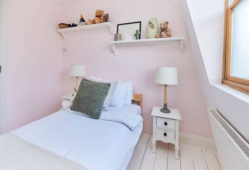 The Hampstead Wonder   Spacious 4bdr House With Balcony