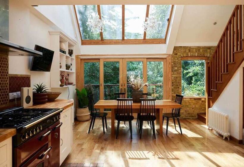 The Hampstead Wonder   Spacious 4bdr House With Balcony