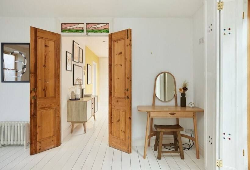 The Hampstead Wonder   Spacious 4bdr House With Balcony