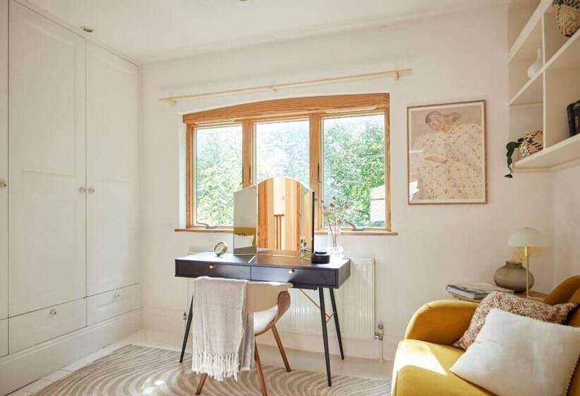 The Hampstead Wonder   Spacious 4bdr House With Balcony