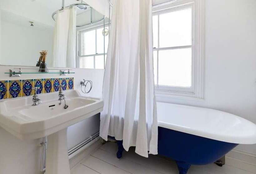 The Hampstead Wonder   Spacious 4bdr House With Balcony