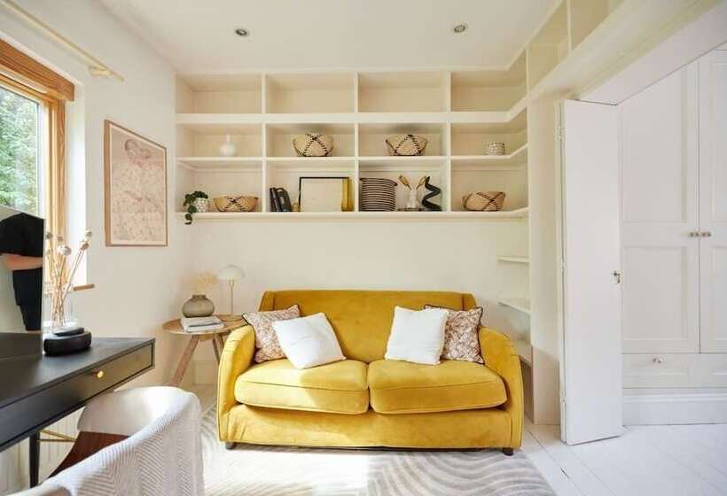 The Hampstead Wonder   Spacious 4bdr House With Balcony