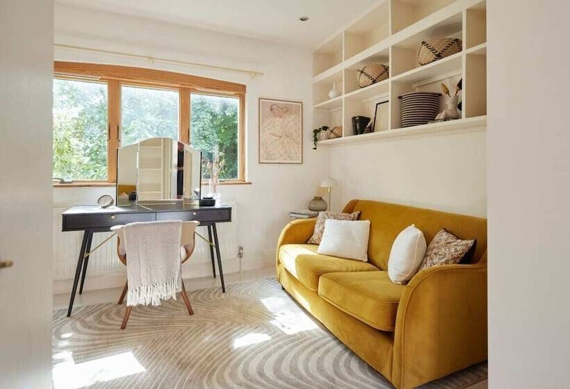 The Hampstead Wonder   Spacious 4bdr House With Balcony