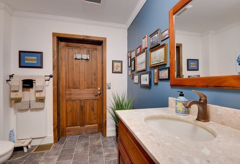 The Hobble Inn In Historic Stowe: 8 Mi To Ski!