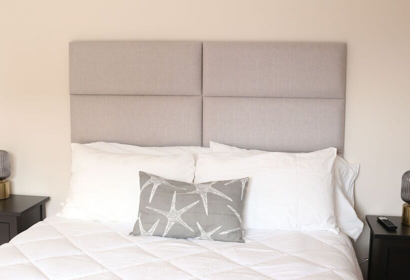 Loyalist Inn & Suites